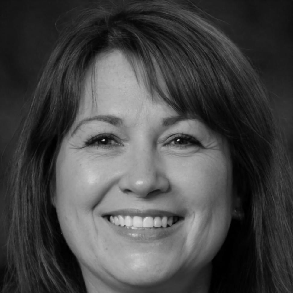 Cristina Valdez, Analista Financeira